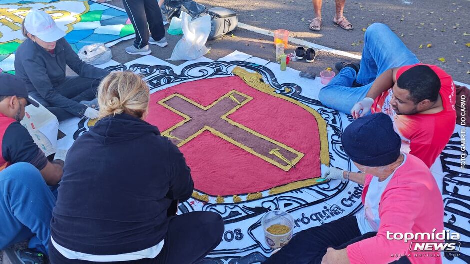 Crian&ccedil;as e jovens marcaram presen&ccedil;a na confec&ccedil;&atilde;o dos tapetes de Corpus Christi 