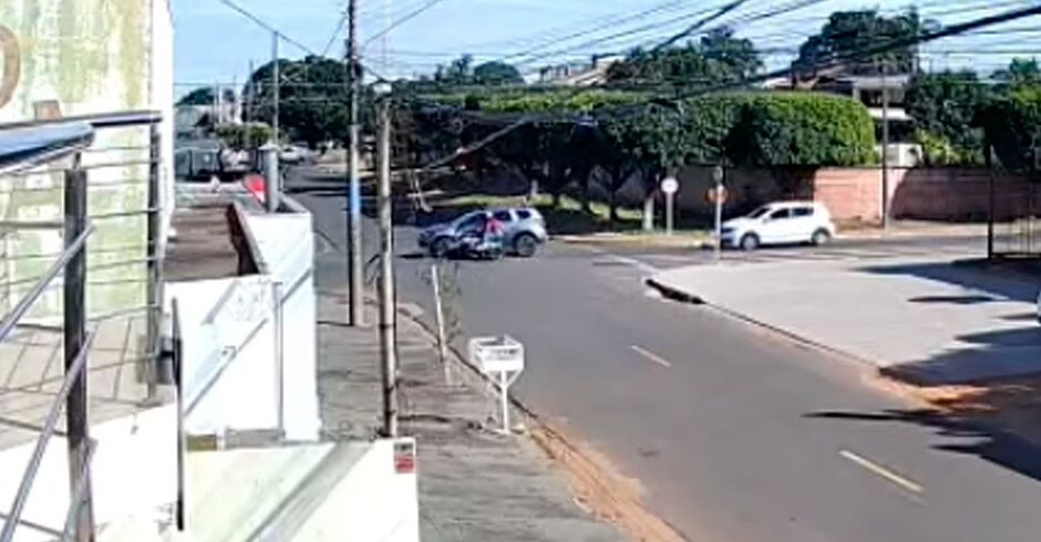 C&acirc;mera de seguran&ccedil;a mostra carro invadindo preferencial em acidente no Tiradentes (v&iacute;deo)