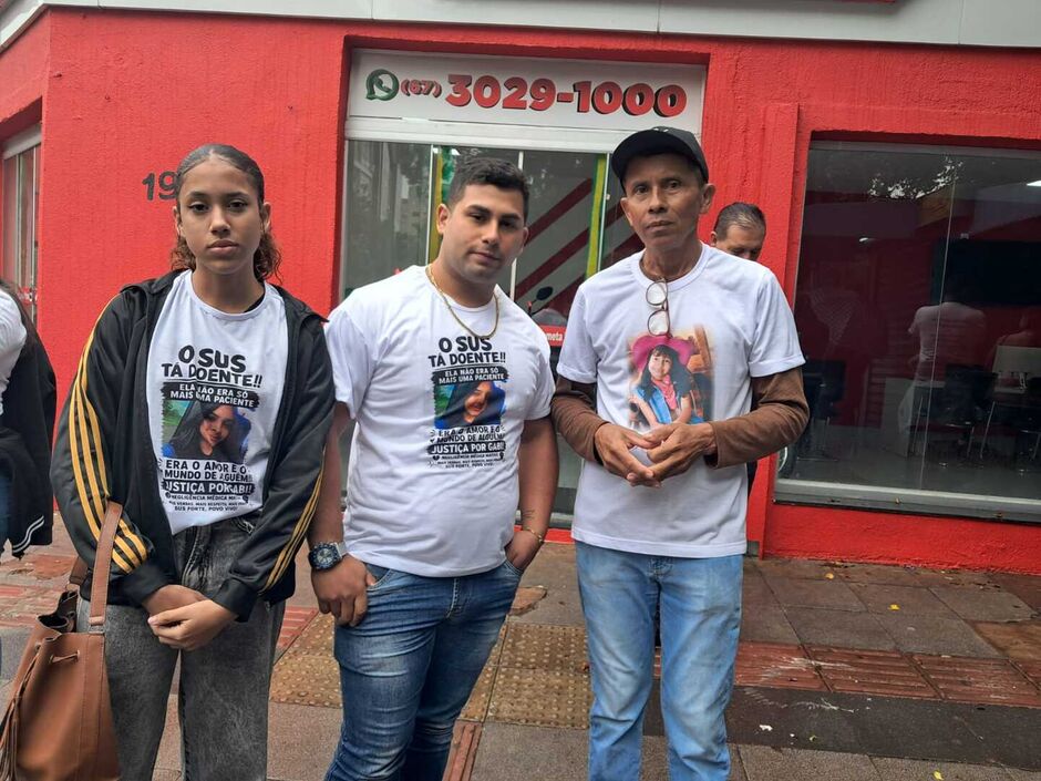Sob chuva, fam&iacute;lias protestam por justi&ccedil;a ap&oacute;s mortes por neglig&ecirc;ncia na sa&uacute;de p&uacute;blica