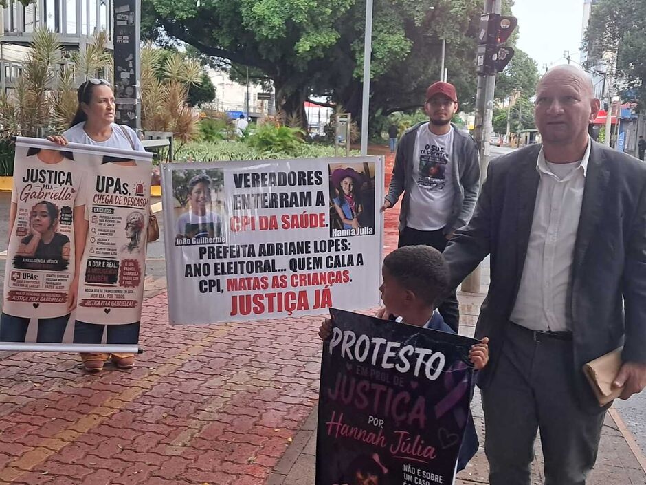 Sob chuva, fam&iacute;lias protestam por justi&ccedil;a ap&oacute;s mortes por neglig&ecirc;ncia na sa&uacute;de p&uacute;blica