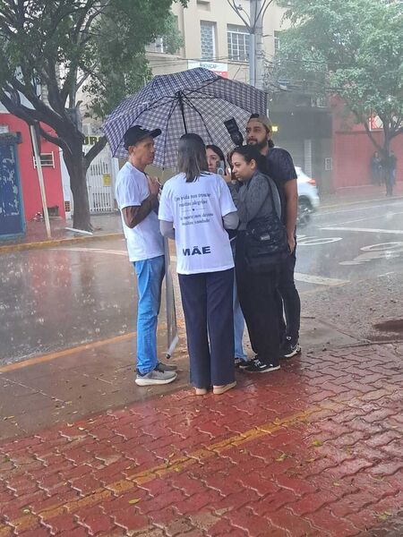 Sob chuva, fam&iacute;lias protestam por justi&ccedil;a ap&oacute;s mortes por neglig&ecirc;ncia na sa&uacute;de p&uacute;blica