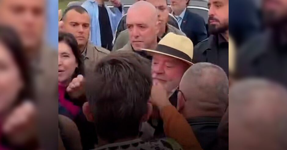 Lula &eacute; abra&ccedil;ado por pequeno grupo em Tr&ecirc;s Lagoas