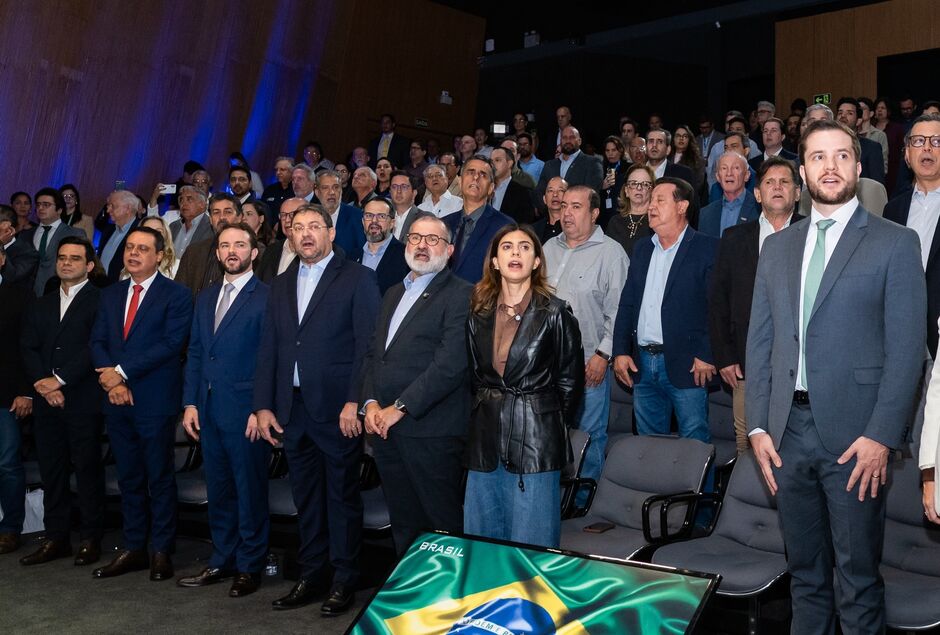 Camila esteve no palco durante coletiva de imprensa