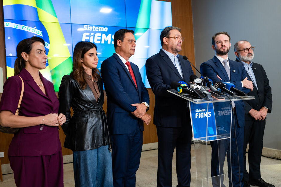 Camila esteve no palco durante coletiva de imprensa