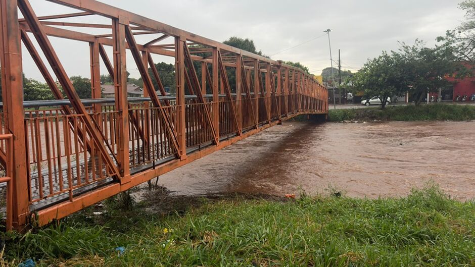 Travessia em passarela virou risco na Ernesto Geisel 