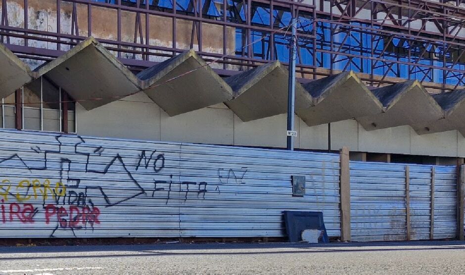 Obra &eacute; marcada por adiamentos 