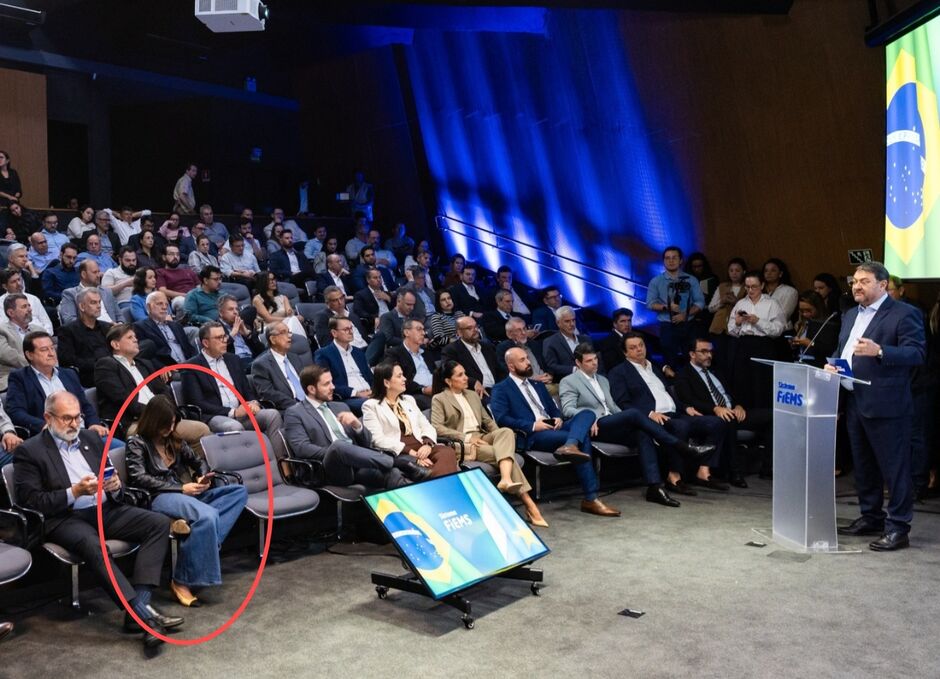 Camila esteve no palco durante coletiva de imprensa