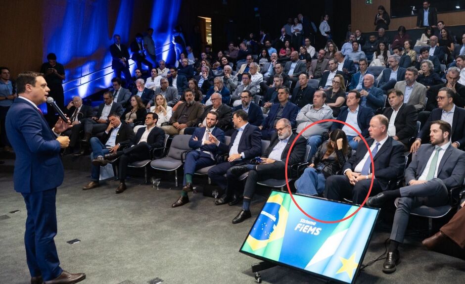 Camila esteve no palco durante coletiva de imprensa