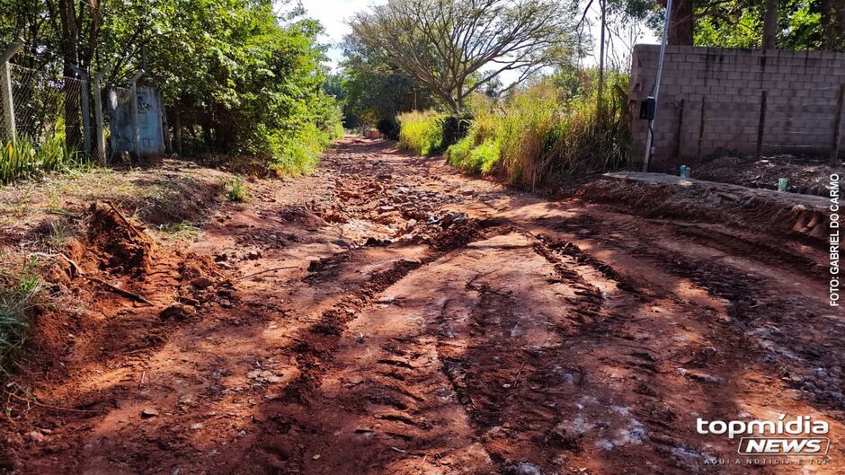Vala causada pela eros&atilde;o toma toda a via em um trecho 