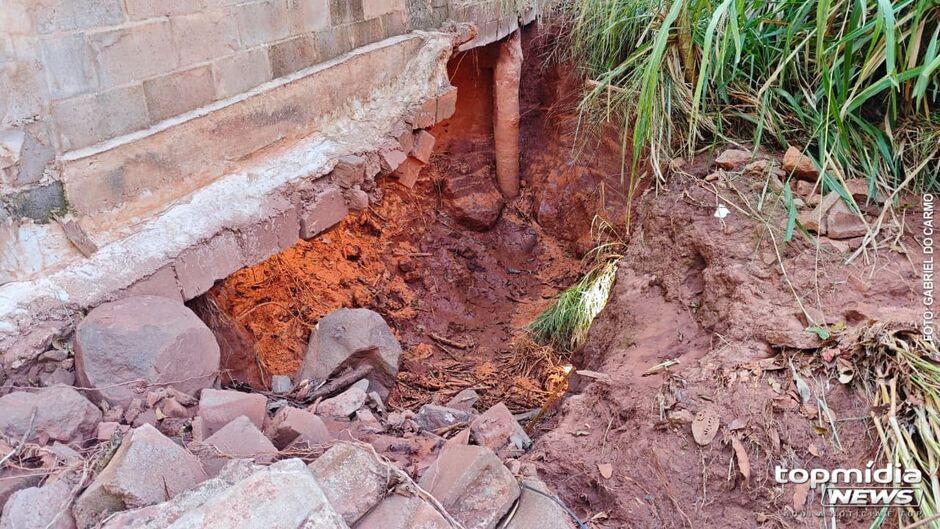 Vala causada pela eros&atilde;o toma toda a via em um trecho 