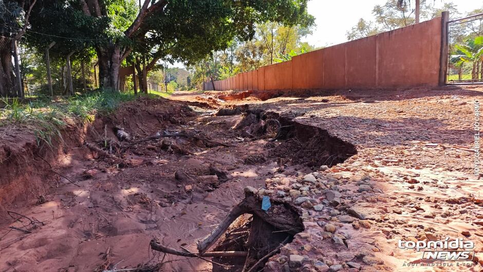 Vala causada pela eros&atilde;o toma toda a via em um trecho 