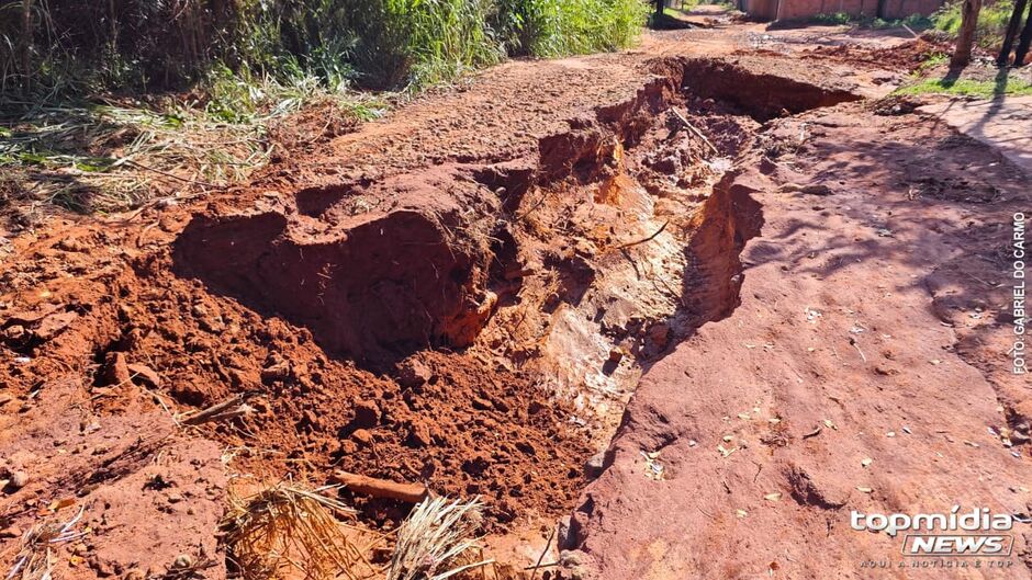 Vala causada pela eros&atilde;o toma toda a via em um trecho 