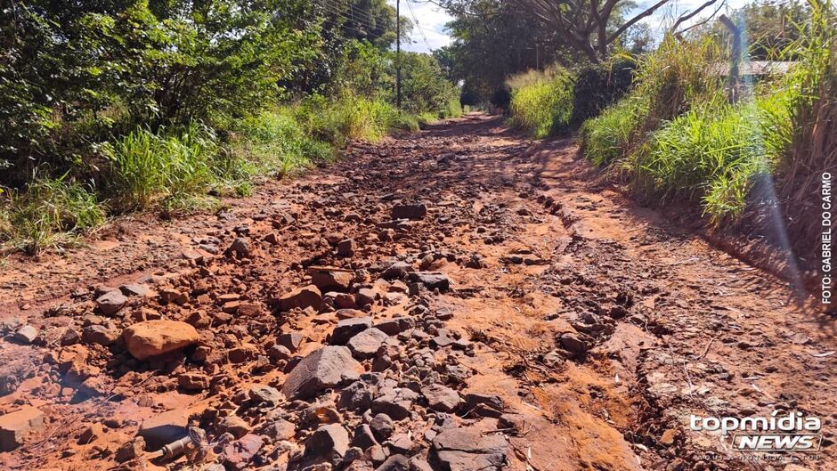 Vala causada pela eros&atilde;o toma toda a via em um trecho 