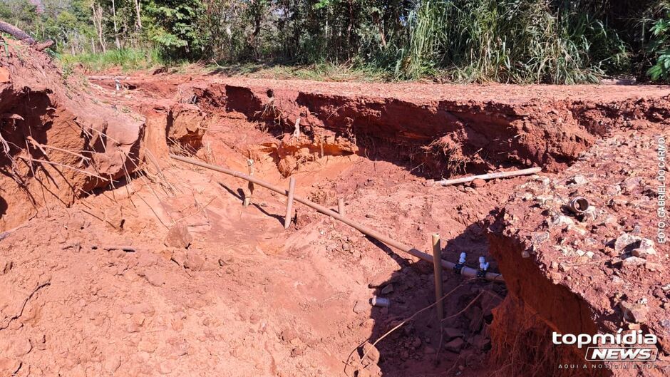 Vala causada pela eros&atilde;o toma toda a via em um trecho 