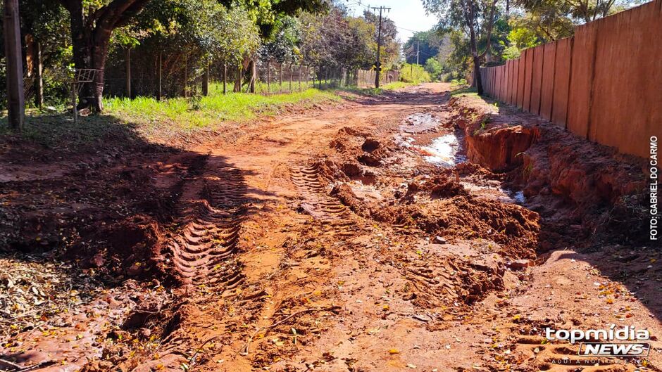 Vala causada pela eros&atilde;o toma toda a via em um trecho 