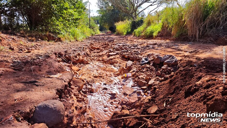 Vala causada pela eros&atilde;o toma toda a via em um trecho 
