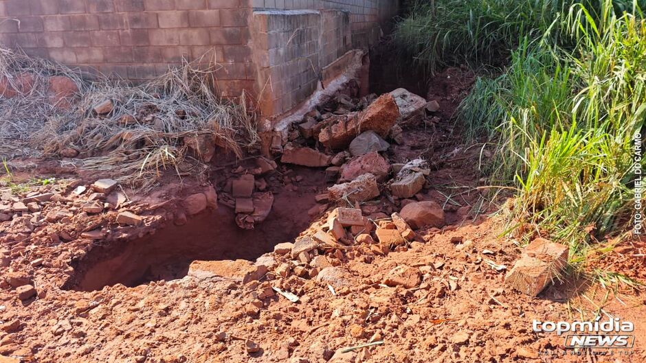 Vala causada pela eros&atilde;o toma toda a via em um trecho 
