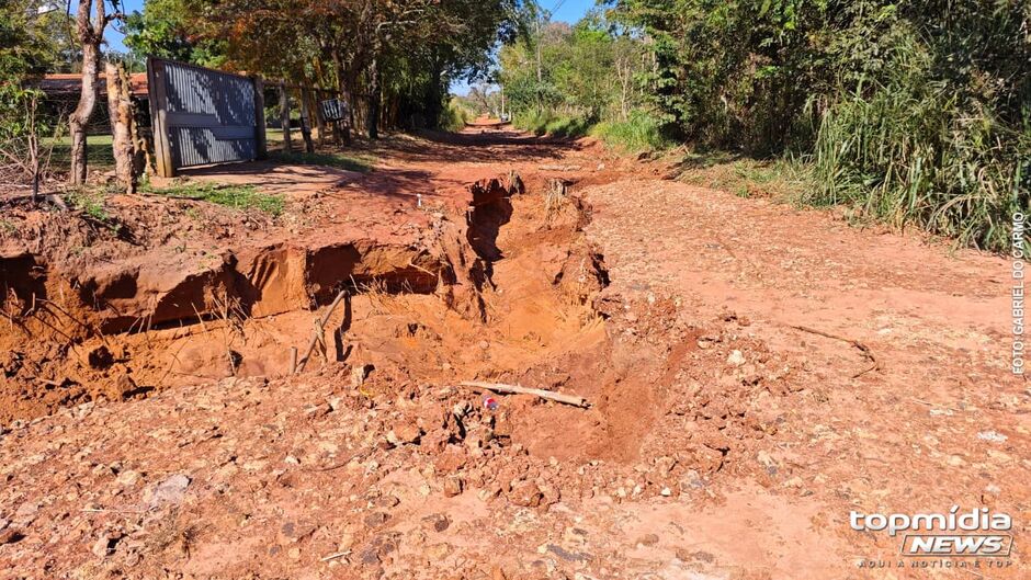 Vala causada pela eros&atilde;o toma toda a via em um trecho 
