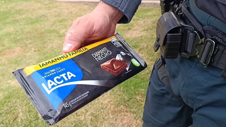 Policias encontraram uma barra de chocolate com o suspeito