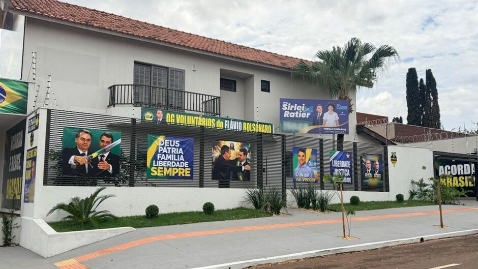 Fachada foi quase toda tomada por placas
