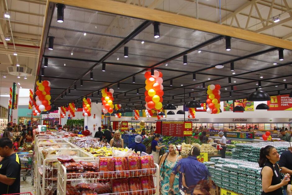Clientes madrugaram para aproveitar ofertas de inaugura&ccedil;&atilde;o do Fort Nasser