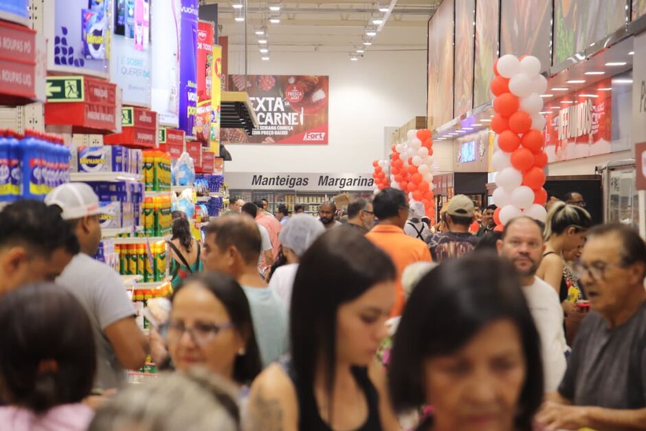 Clientes madrugaram para aproveitar ofertas de inaugura&ccedil;&atilde;o do Fort Nasser