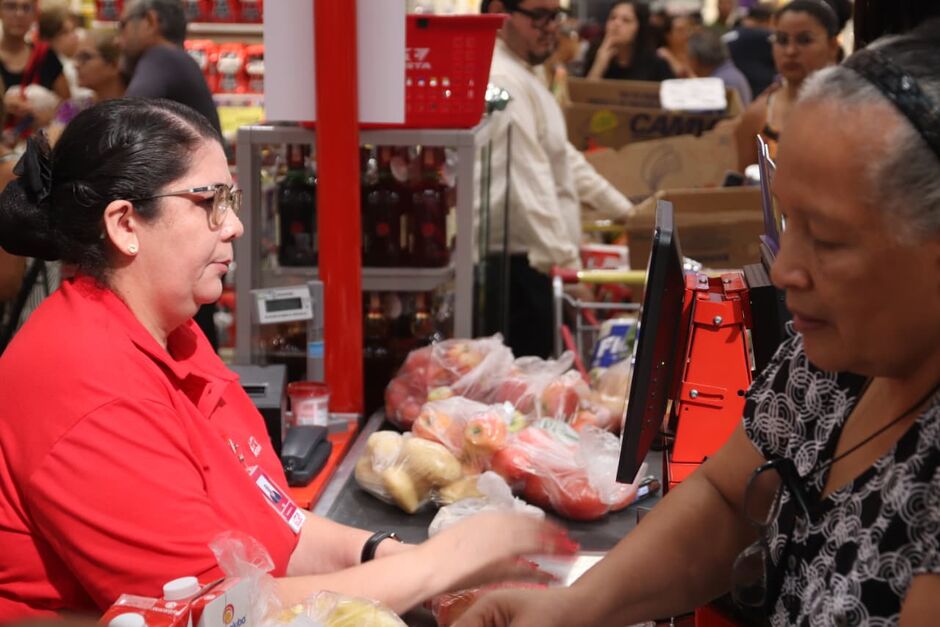 Clientes madrugaram para aproveitar ofertas de inaugura&ccedil;&atilde;o do Fort Nasser