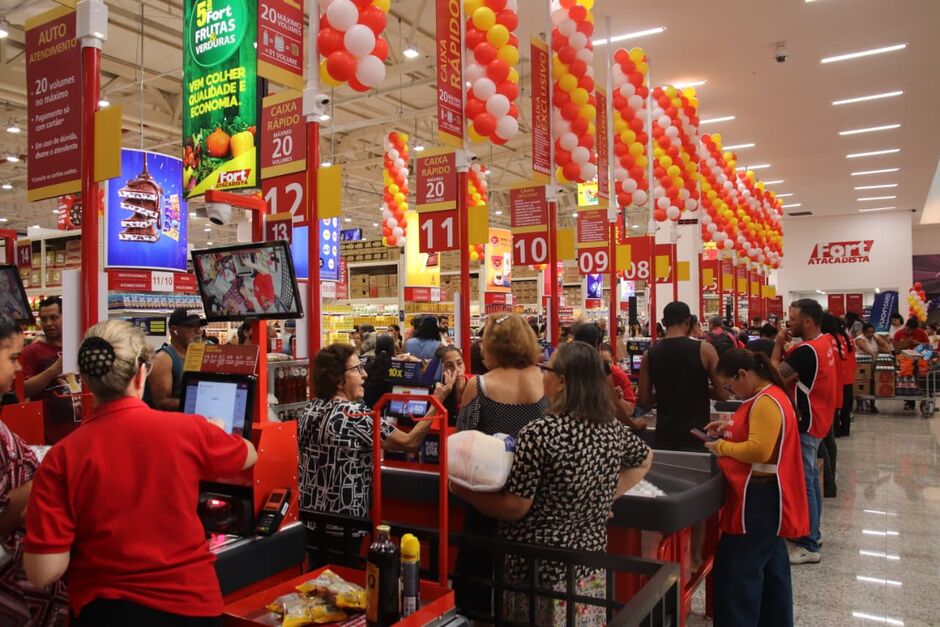 Clientes madrugaram para aproveitar ofertas de inaugura&ccedil;&atilde;o do Fort Nasser