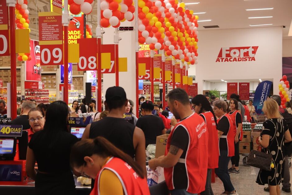 Clientes madrugaram para aproveitar ofertas de inaugura&ccedil;&atilde;o do Fort Nasser