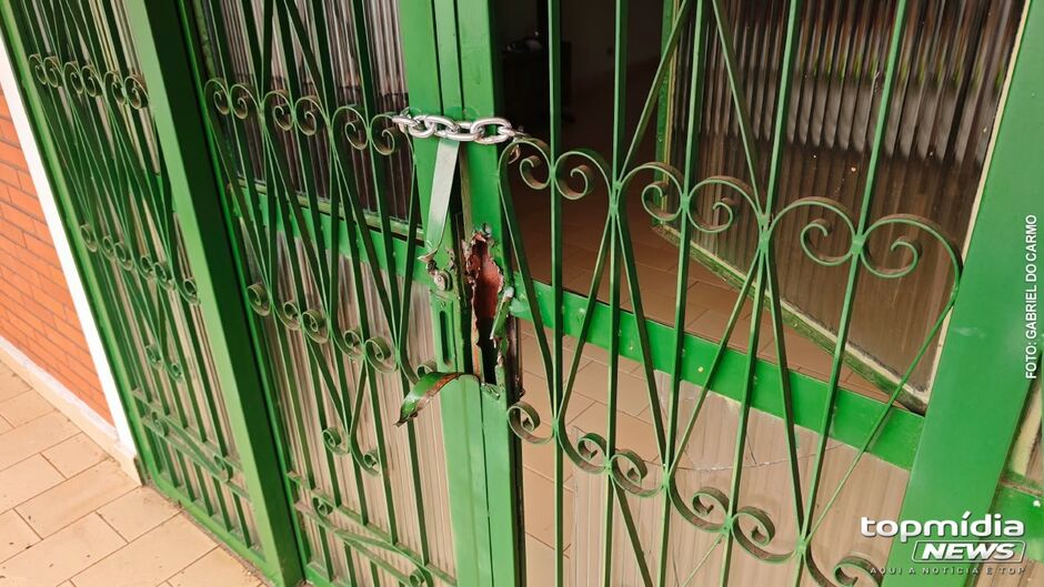Porta danificada ser&aacute; trocada; or&ccedil;amento ficou em R$ 5 mil