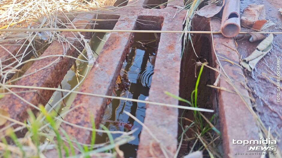 Bueiros vivem com &aacute;gua parada no Montevid&eacute;u