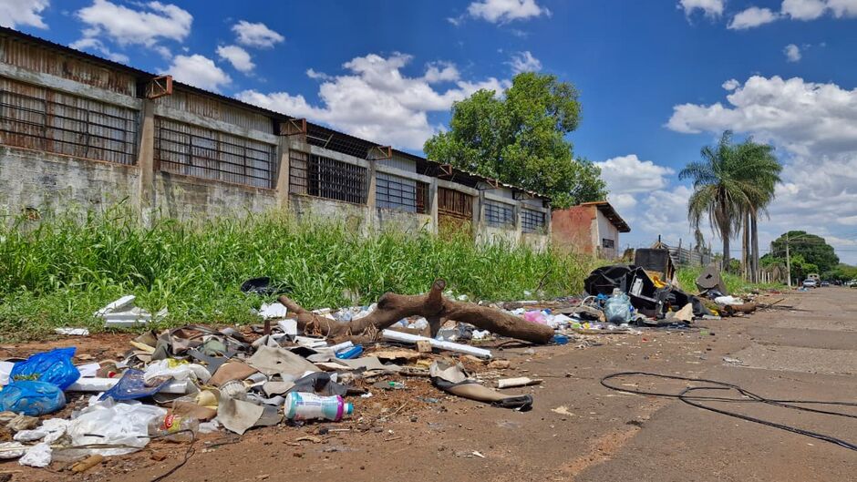 Moradores cobram rondas policiais no Jockey Club, onde aglomera&ccedil;&atilde;o de usu&aacute;rios de drogas e descarte irregular de lixo viraram problemas di&aacute;rios