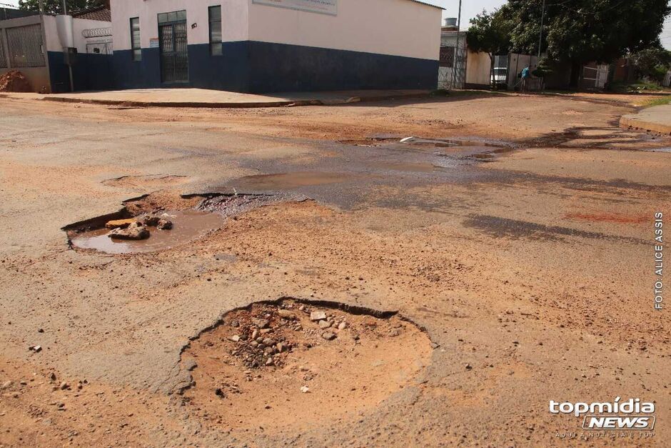 Moradores chegam a usam entulhos para tentar amenizar a situa&ccedil;&atilde;o com os buracos