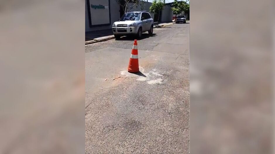 Morador usou cimento nos buracos 
