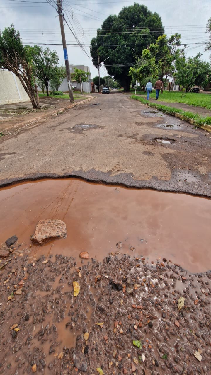 Buracos chegam a tomar 80% da largura das vias 