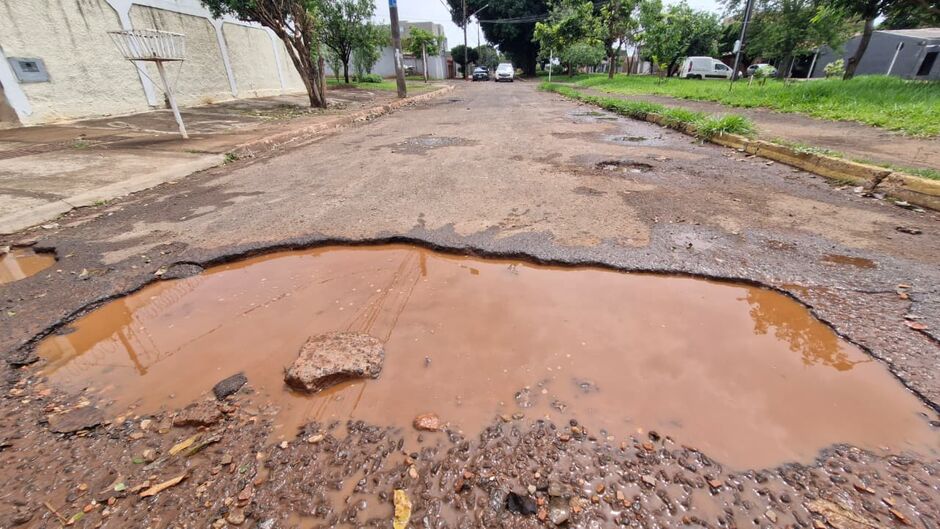 Buracos chegam a tomar 80% da largura das vias 