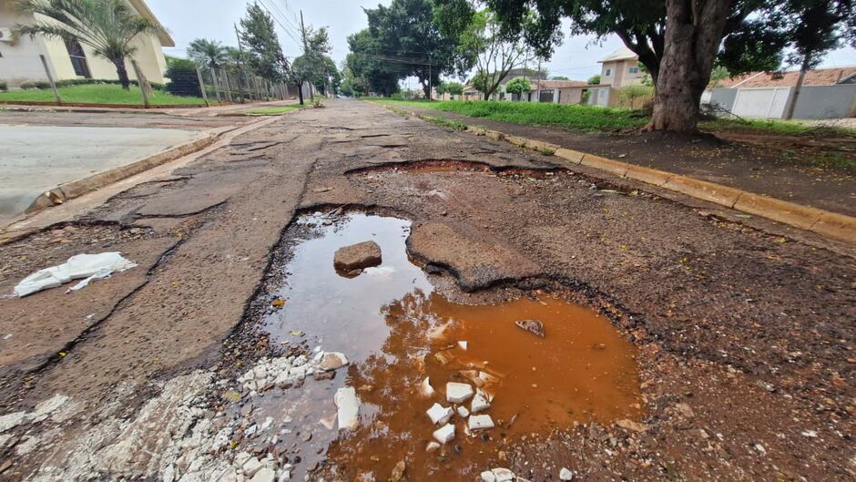 Buracos chegam a tomar 80% da largura das vias 