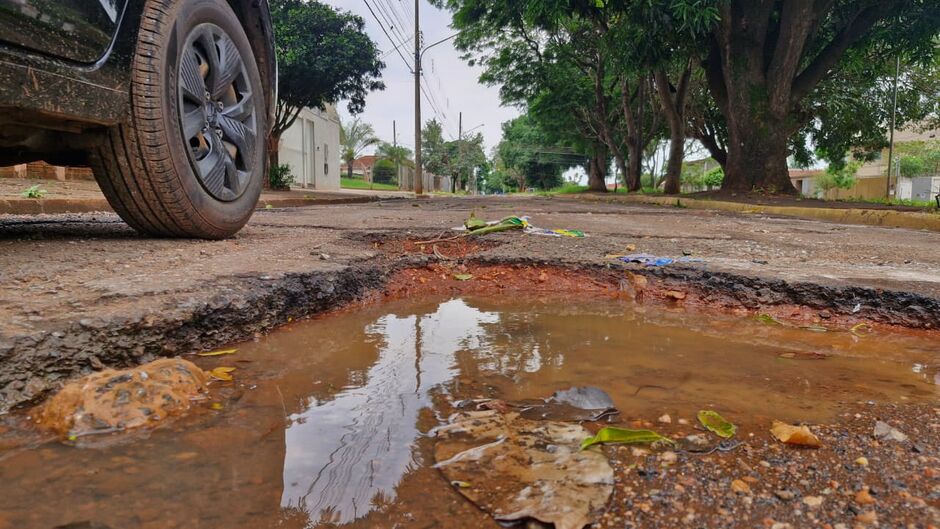 Buracos chegam a tomar 80% da largura das vias 