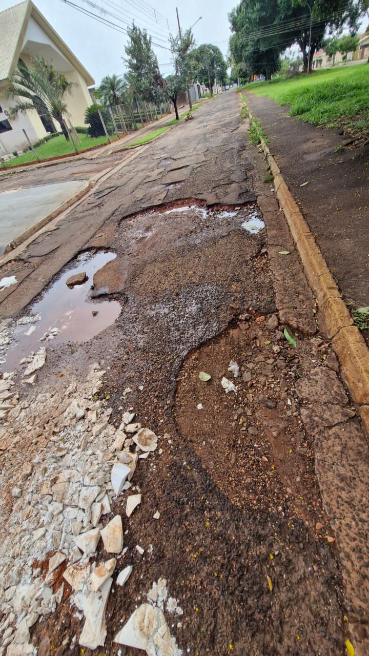 Buracos chegam a tomar 80% da largura das vias 