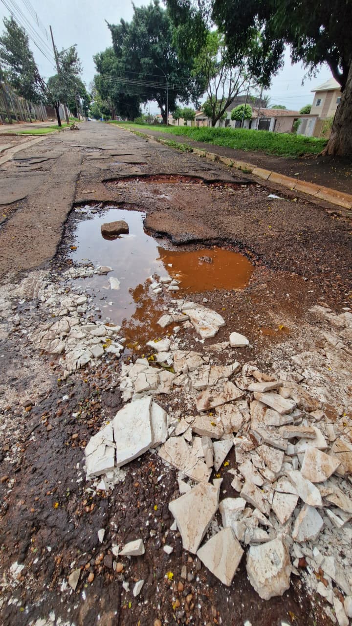 Buracos chegam a tomar 80% da largura das vias 