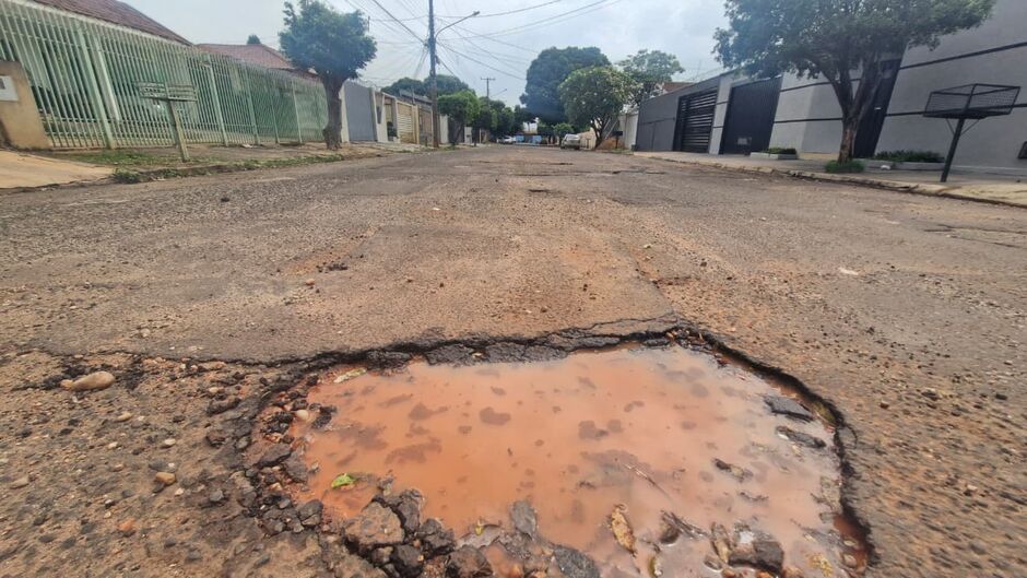 Buracos chegam a tomar 80% da largura das vias 