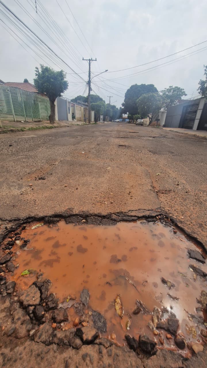 Buracos chegam a tomar 80% da largura das vias 