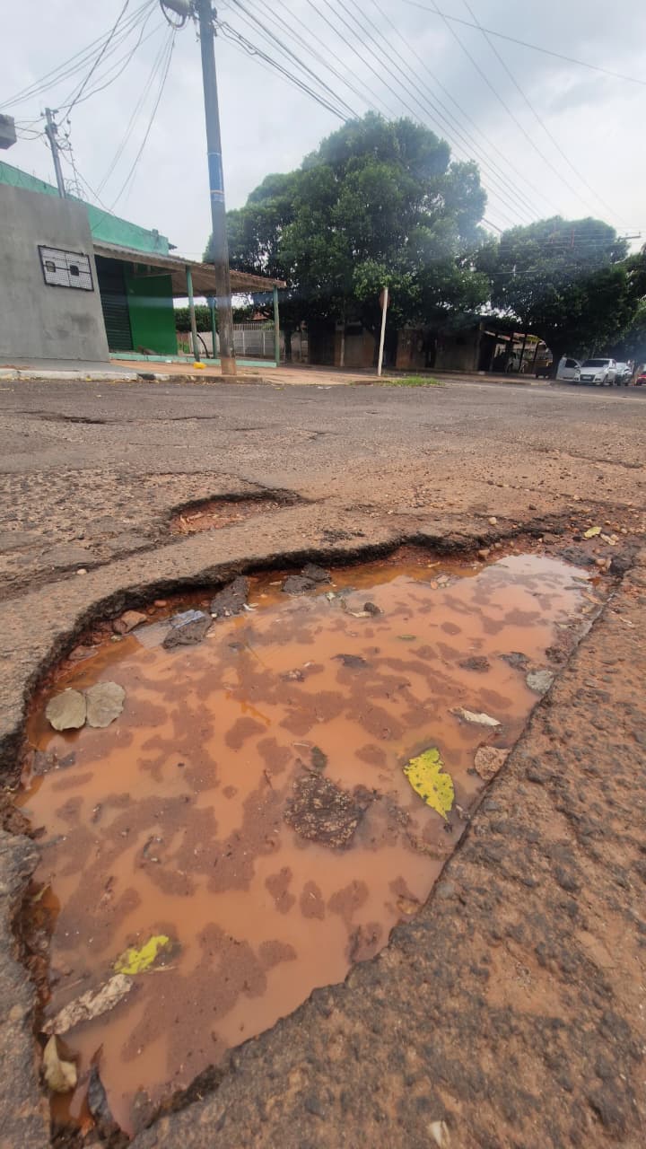 Buracos chegam a tomar 80% da largura das vias 