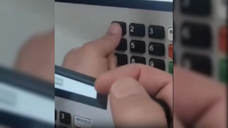 Autoridades constataram urna colada