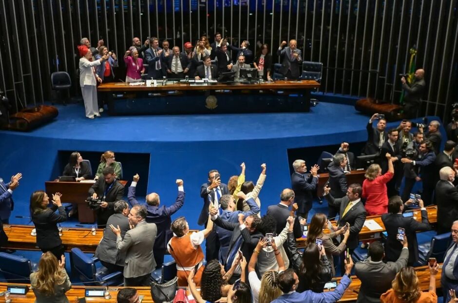 Escala 5x 2 foi aprovada em dois turnos