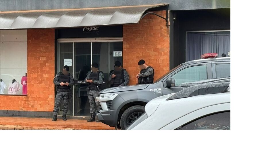 Casa de secret&aacute;rio e loja da esposa sofrem devassa