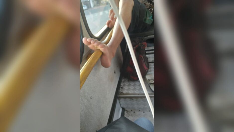 Passageira se incomodou com p&eacute; erguido