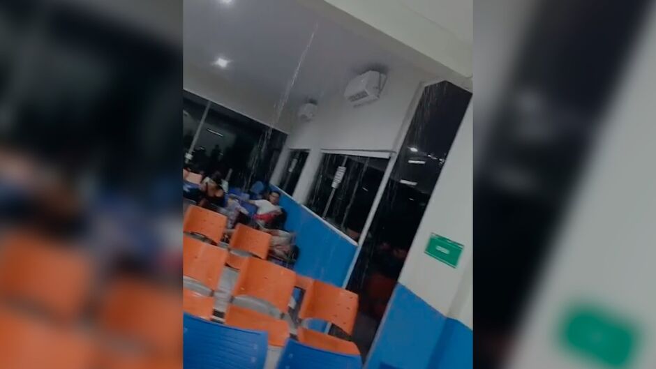 Chovendo dentro da UPA Leblon