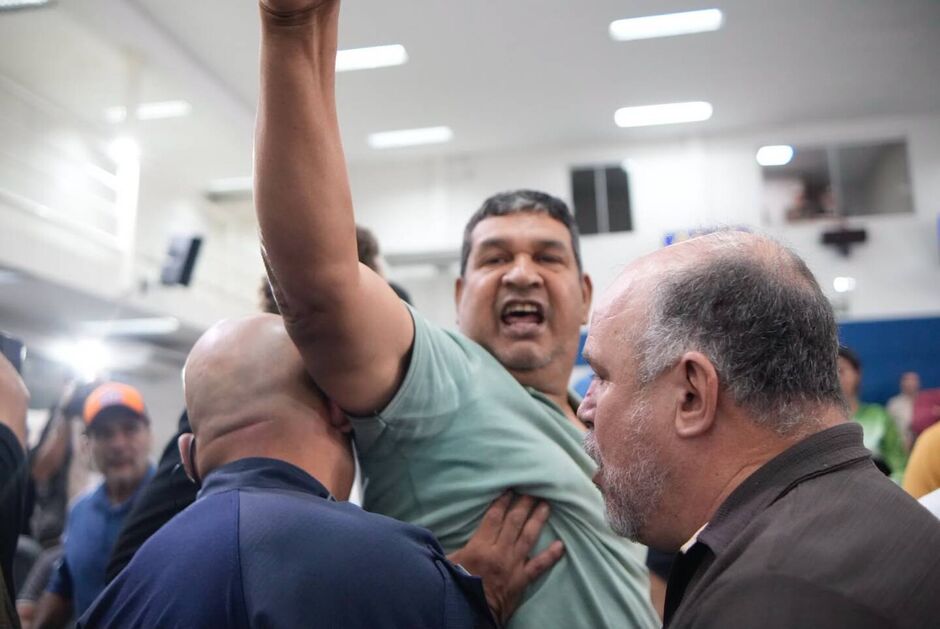 Manifestante foi retirado a for&ccedil;a