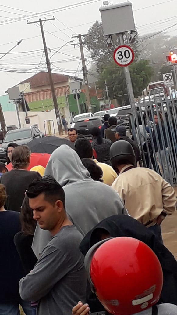 Fila na Unidade Básica de Saúde do Tiradentes